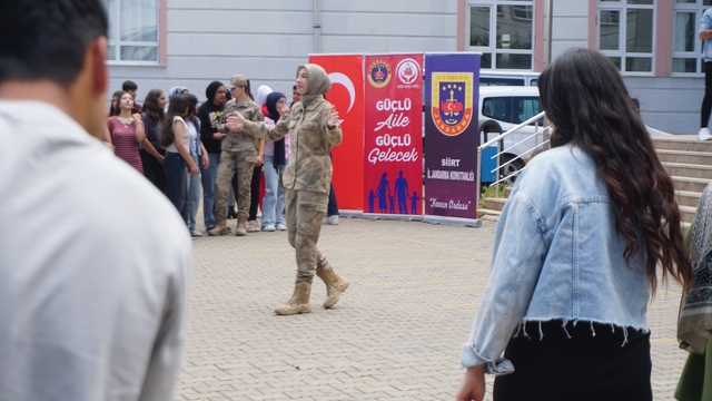 Siirt'te jandarma ekiplerinden öğrencilere ziyaret