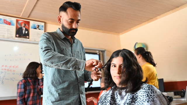 Osmaniye'de gönüllü kuaförler engelli bireyleri ücretsiz tıraş etti