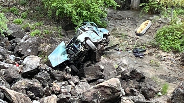 Uçuruma yuvarlanan otomobilin sürücüsü yaralandı