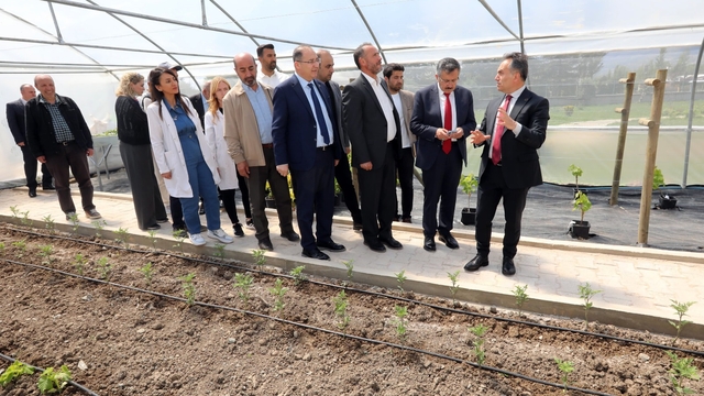 TOGÜ Rektörü Yılmaz, Tarım Lisesi seralarına ziyaret etti
