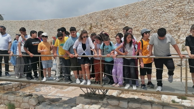 Erdemli'de özel gereksinimli çocuklar Kızkalesi'ni gezdi
