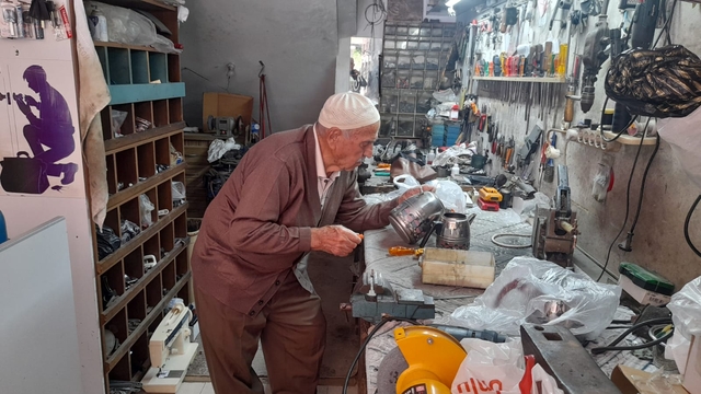 Kumluca'da 88 yaşındaki "Tüfekçi İsmet Usta" mesleğini sürdürüyor