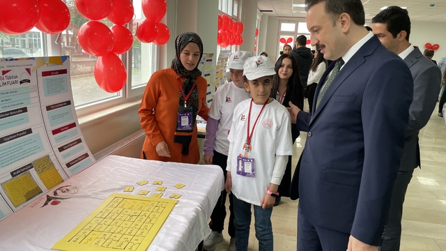 Malazgirt'te TÜBİTAK 4006 Bilim Fuarı açıldı