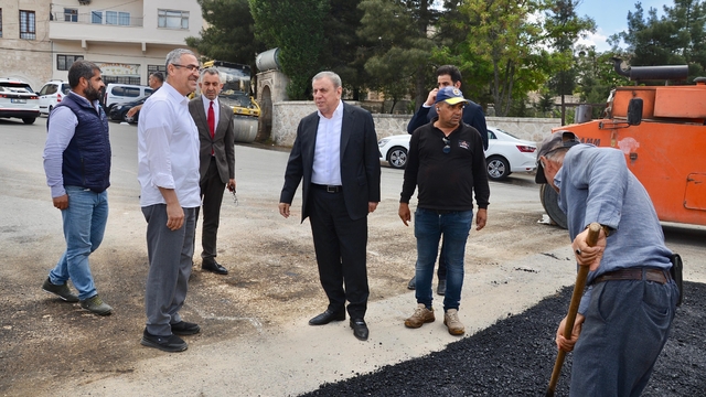 Midyat Belediye Başkanı Şahin, asfalt çalışmalarını inceledi