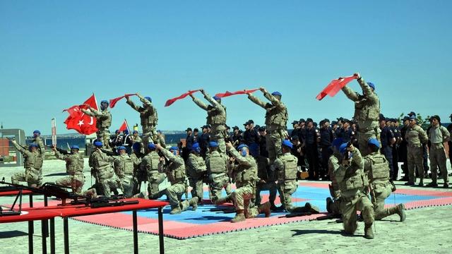 Temsili askerlik töreninde komandoların gösterisi ilgiyle izlendi