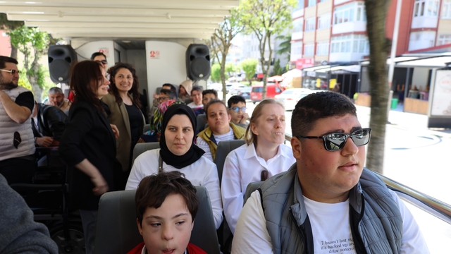 Karabük'te engelliler, üstü açık otobüsle şehir turu yaptı