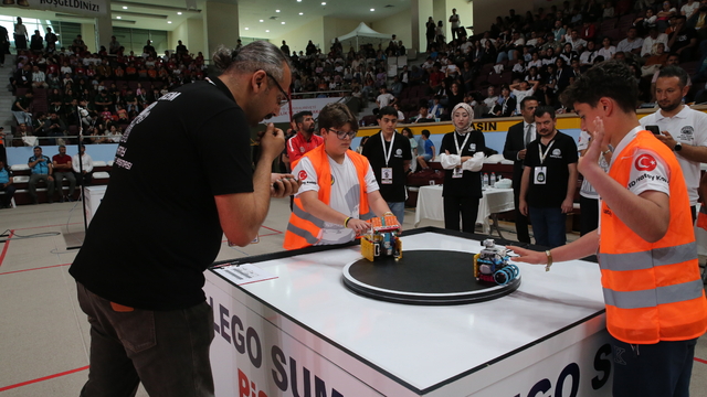 "Hataybot Robot Yarışması"nda dereceye girenler ödüllendirildi