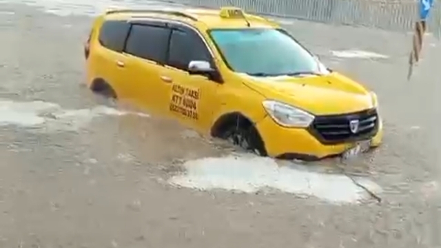 Mardin'de sağanak; cadde ve sokaklar suyla doldu