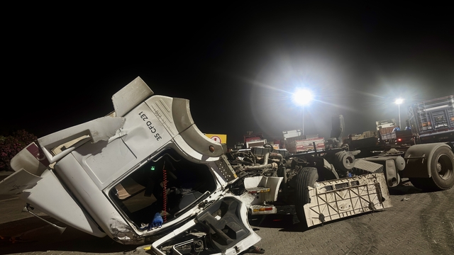 İzmir'de bariyere çarpan tırdaki 2 kişi yaralandı