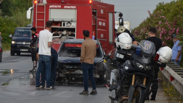 Antalya'da seyir halindeki otomobilde çıkan yangın söndürüldü