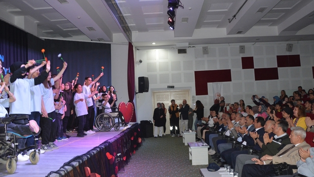 Demirci'de özel eğitim öğrencilerinden Engelliler Haftası etkinliği