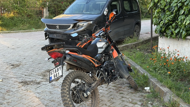 Gerze'de hafif ticari araç ile çarpışan motosikletin sürücüsü yaralandı