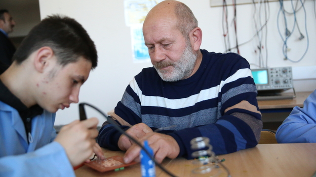 Lise öğrencileri anne babalarıyla atölyede becerilerini geliştiriyor