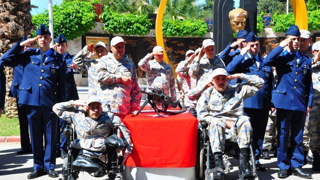 Manisa'da 56 engelli birey, bir günlüğüne asker oldu