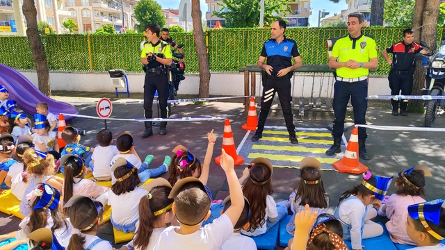 Tire'de polisten anaokulu öğrencilerine trafik eğitimi