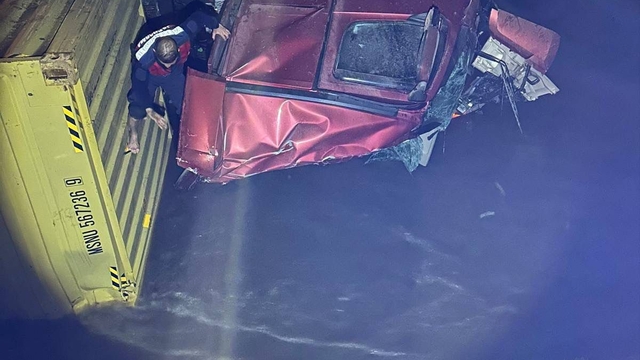 Bilecik'te dereye devrilen tırın sürücüsü öldü