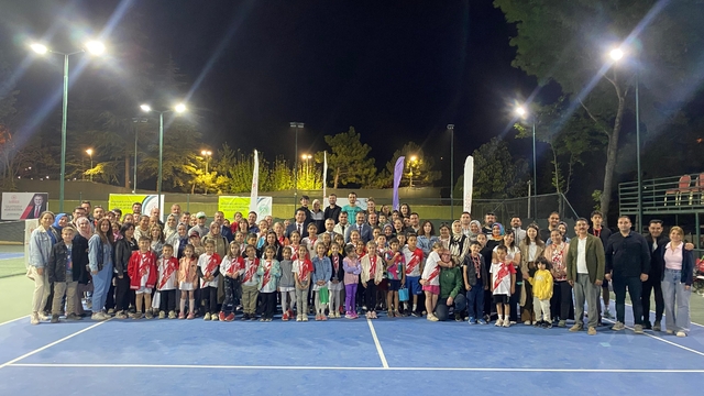 Demirci'de düzenlenen tenis turnuvası sona erdi