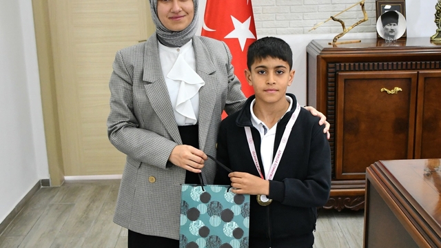 Gümüşhacıköy Kaymakamı Güneş, Türkiye Şampiyonu Görkem Çeltük'ü makamında kabul etti