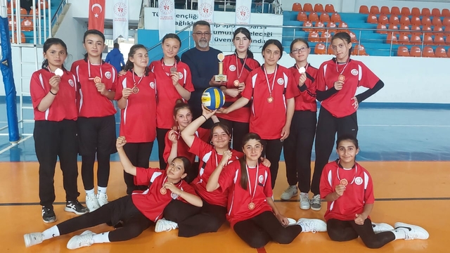 Gümüşhacıköy'de Ortaokullar arası voleybol turnuvası sona erdi