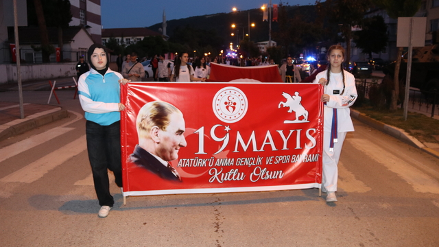 Taşova'da fener alayı ve bayrak yürüyüşü düzenlendi