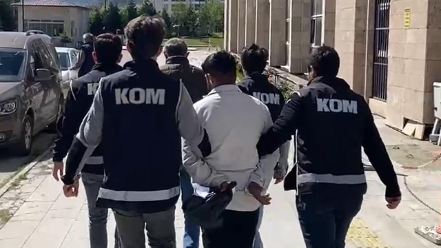 Telefon dolandırıcısı, 2 milyon liralık altını almaya gelince suçüstü yakalandı