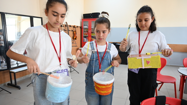 Çevreye duyarlı öğrenciler geri dönüşüm malzemelerinden enstrümanlar yaparak orkestra kurdu