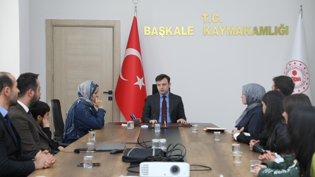 Başkale'de "Kitap Van Projesi"nde başarılı olan öğrenciler ödüllendirildi
