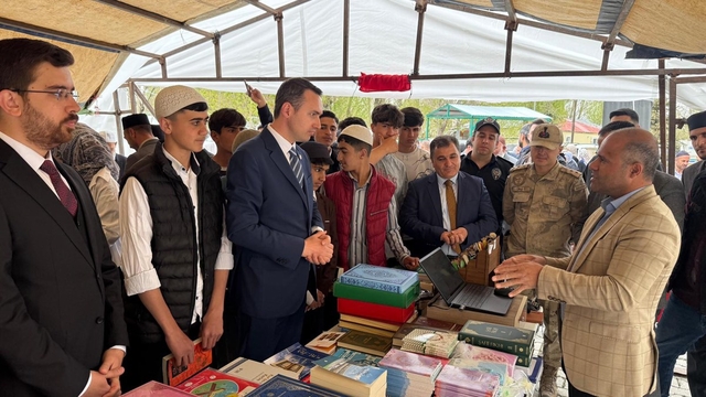 Çaldıran'da kitap fuarı açıldı