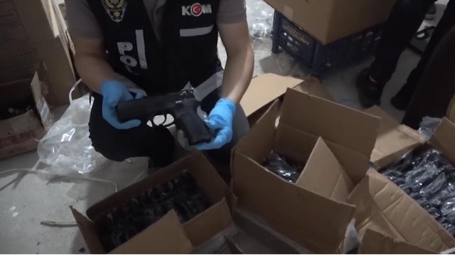 Oyuncakçı, 'kaçak silah üretim atölyesi' çıktı