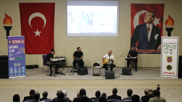 Domaniç'te "Bağımlılıkla Mücadelede Ailenin Önemi" konulu seminer düzenlendi
