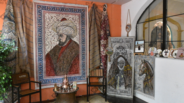 Video izleyerek başladığı el sanatında tarihi figürleri halıya resmediyor