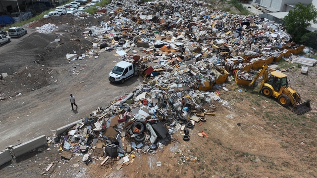 İzmir Gaziemir'de açık alanda çöp depolanmasına tepki