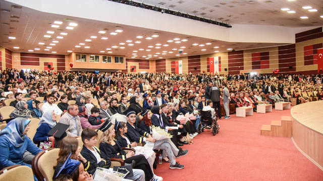 Karaman'da üniversite öğrencileri için mezuniyet töreni düzenlendi