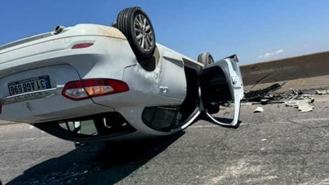 Hatay'da devrilen otomobildeki 2 kişi yaralandı