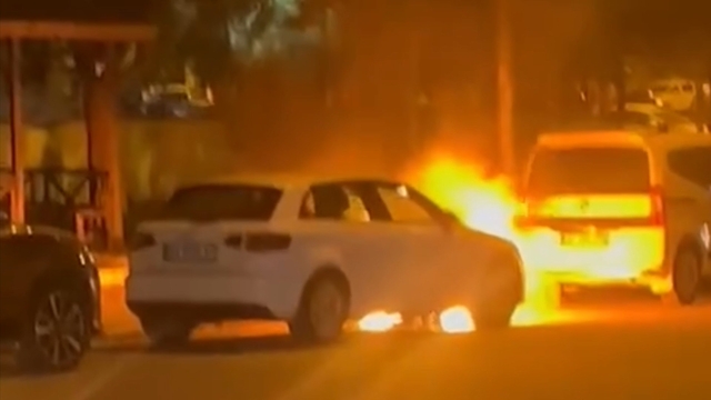 Park halindeki otomobil alev alev yandı