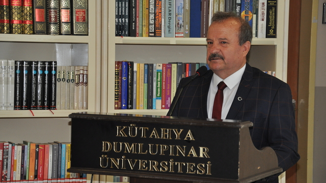 Kütahya'da emekli kütüphaneci üniversiteye 4 bin kitap bağışladı