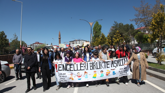 Ahlat'ta "Engelliler Haftası" kapsamında farkındalık yürüyüşü düzenlendi
