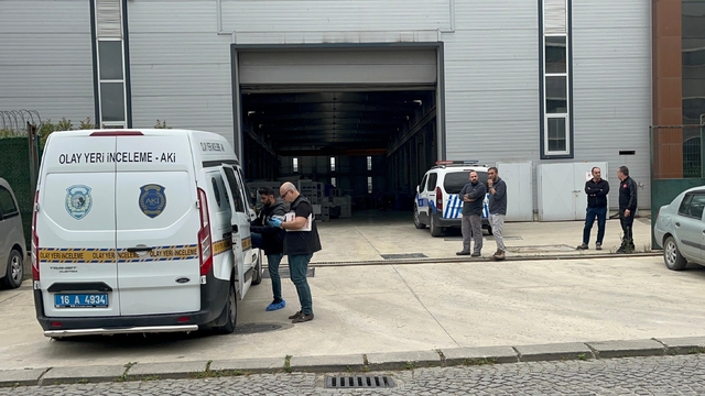 Bursa'da vincin fabrika sahasına indirdiği makinenin altında kalan işçi öldü