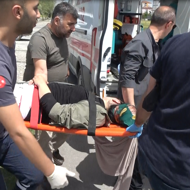 Parkta cebindeki tabancayı çıkarırken kendini vuran Feyza, yaralandı