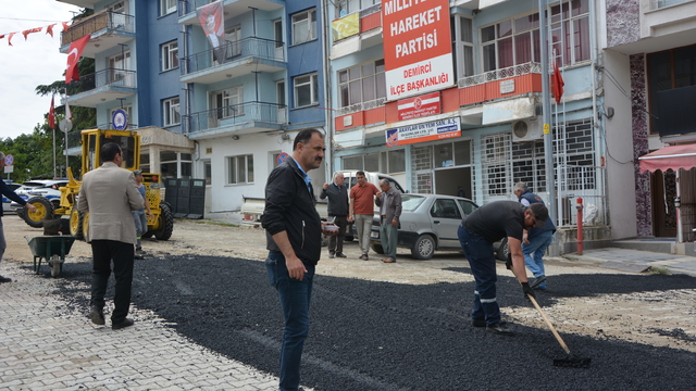 Demirci Belediyesi asfalt yenileme çalışmalarına başladı