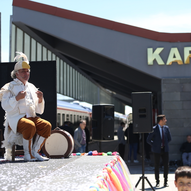 Devlet Tiyatrolarının raylar üzerindeki tiyatrosu "Vagon Sahne" Kars'ta çoc...