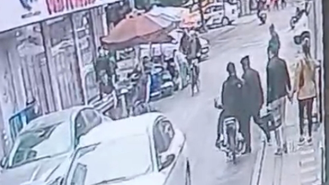 Motosikletin çarptığı yaya yaralandı