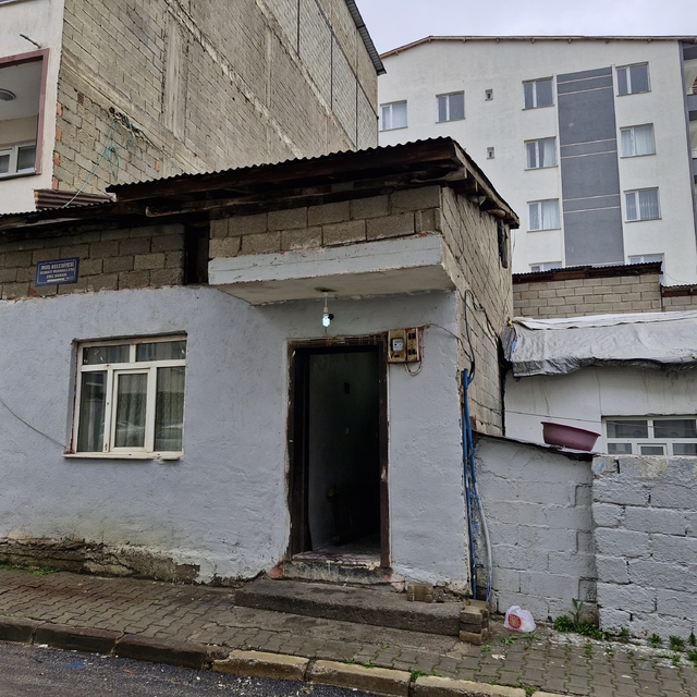 Muş'ta 3 engelli kardeşin yaşadığı ev valilik tarafından onarıldı
