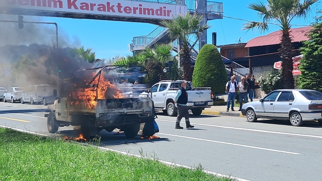 Artvin'de seyir halindeyken alev alan kamyonet yandı