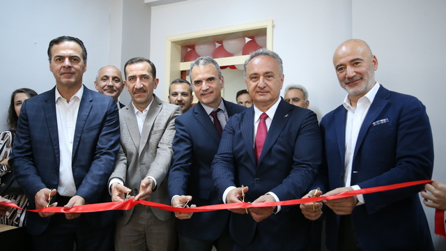 Depremlerden etkilenen Hatay'da kütüphane açıldı