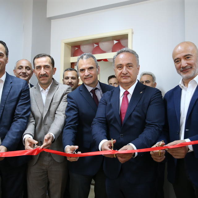 Depremlerden etkilenen Hatay'da kütüphane açıldı