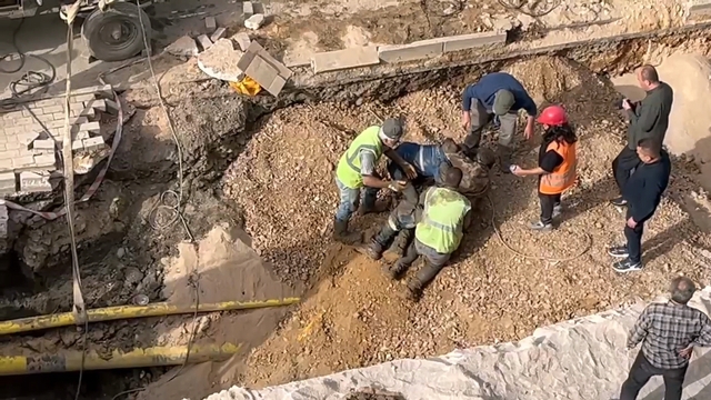 Toprak altında kalan işçinin arkadaşları tarafından kurtarılması kamerada