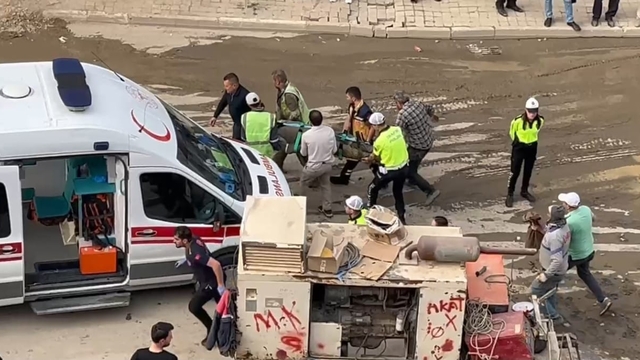 Bursa'da çöken toprağın altında kalan işçi kurtarıldı