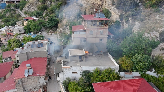 Hatay'da apartmanda çıkan yangında 2 kişi dumandan etkilendi
