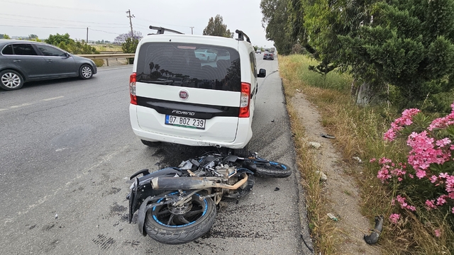 Antalya'da park halindeki otomobile çarpan motosiklet sürücüsü yaralandı